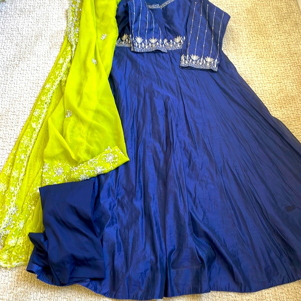 Pakistani/Indian shalwar kameez
